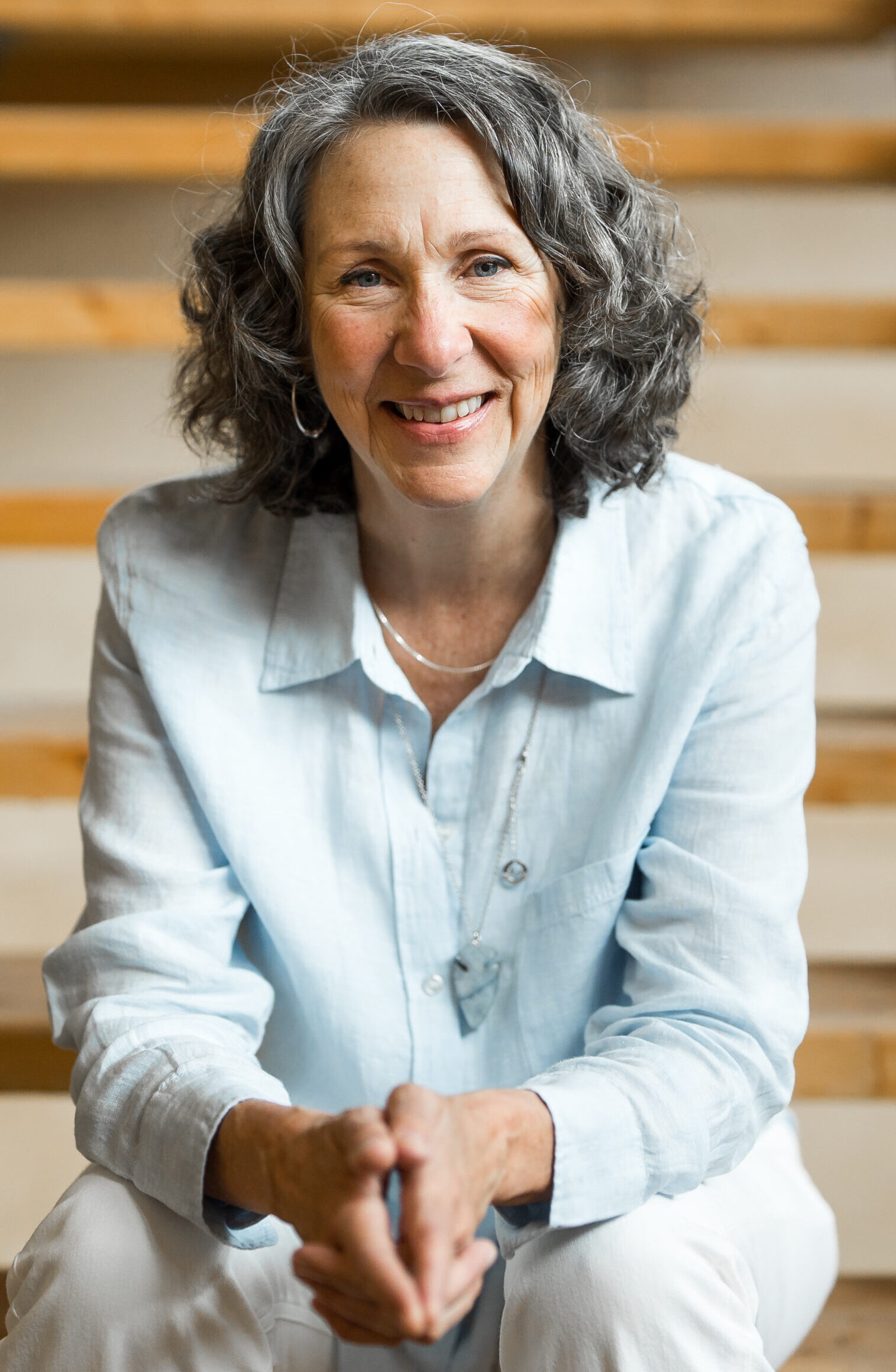 France Gauthier est animatrice et auteure de plusieurs livres sur la spiritualité. Ancienne journaliste à la télévision, elle offre depuis 2010 des conférences et des ateliers très courus sur des sujets audacieux tels que l’élévation de la conscience, la maîtrise, l’alchimie et la connexion avec l’invisible, des concepts qu’elle se plaît à démystifier et à retransmettre avec simplicité et légèreté.