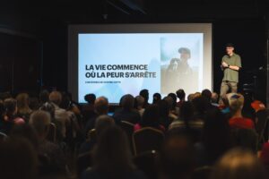 Dominic Arpin présentant la conférence La vie commence où la peur s’arrête Titre :