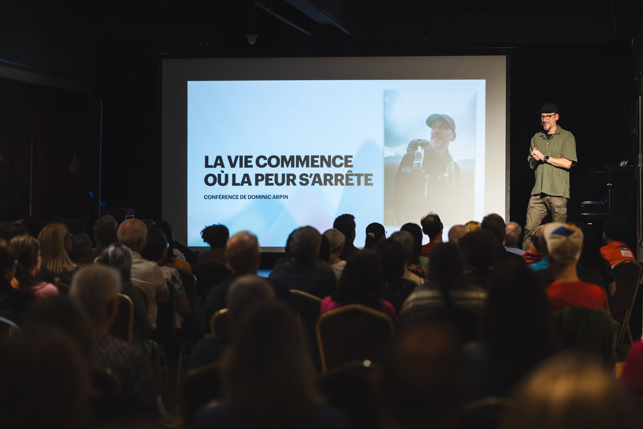 Dominic Arpin présentant la conférence La vie commence où la peur s’arrête Titre :