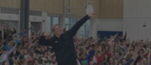 Marie-Ève Dicaire devant des élèves lors de la conférence scolaire Jab ta Réussite